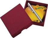 formgestanzte Haftnotizen in Geschenkbox aus rotem Fleece